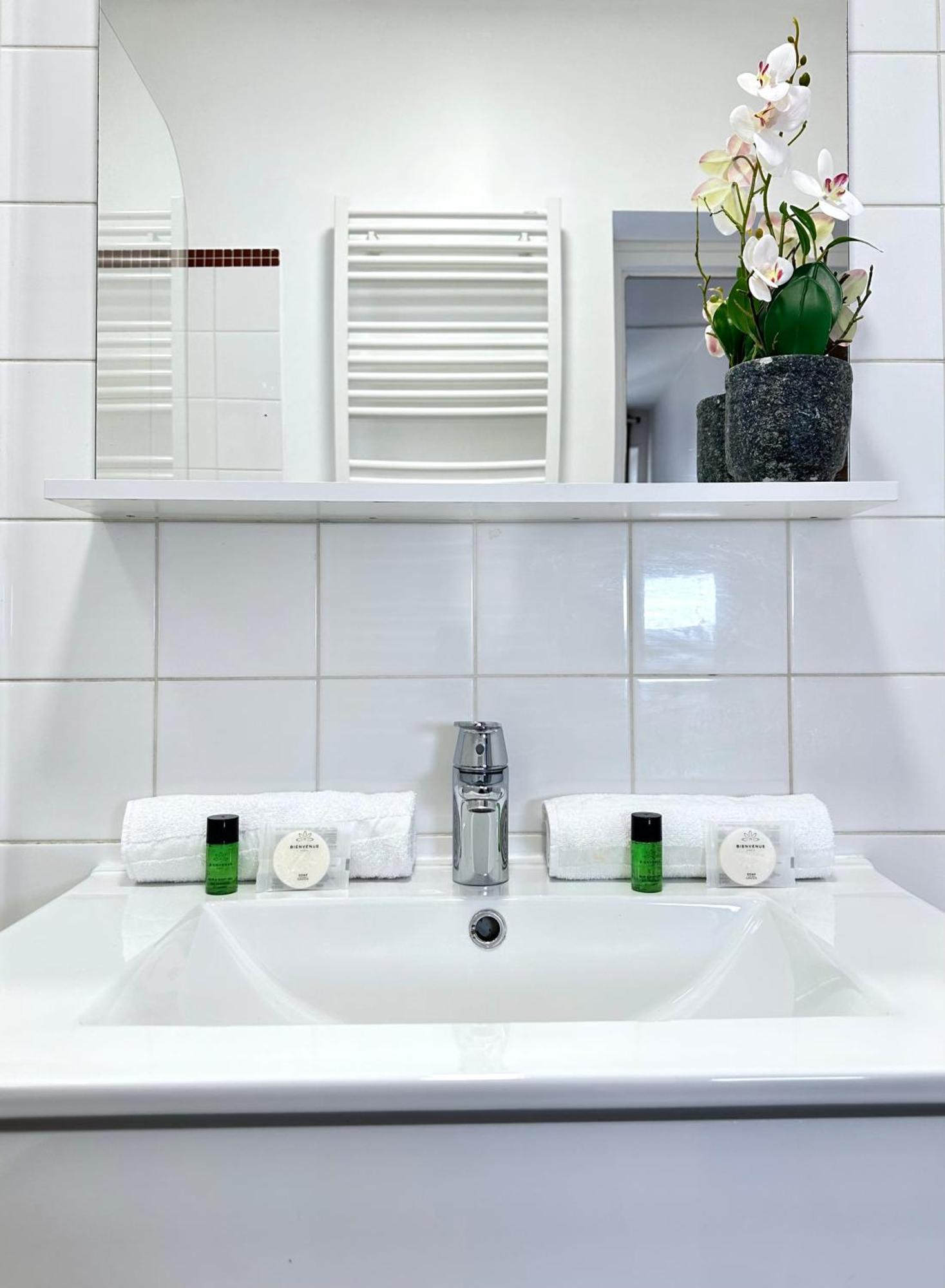 Appartamento Welcoming & Cosy Flat Near Republique Parigi Esterno foto