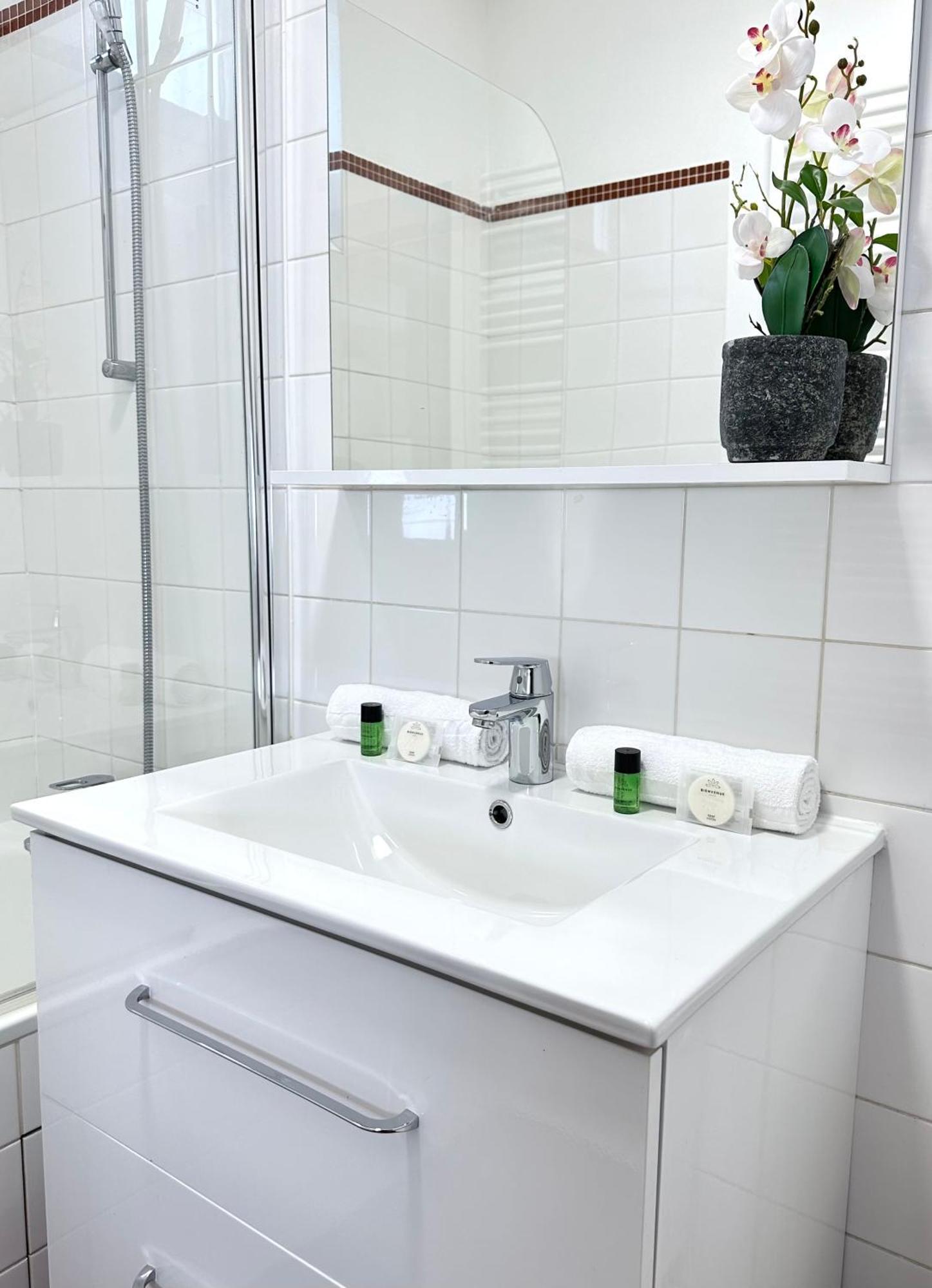 Appartamento Welcoming & Cosy Flat Near Republique Parigi Esterno foto
